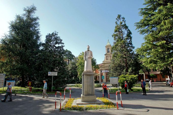 V zahradách domova důchodců na milánském předměstí Cesano Boscone.