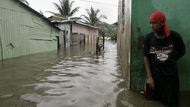 Ulice města Santo Domingo se zalily vodou.