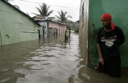 Ulice města Santo Domingo se zalily vodou.