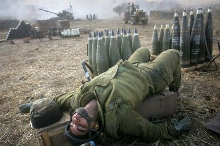Izraelský voják odpočívá poblíž libanonských ranic