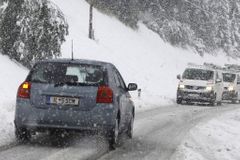 Šoféry trápí na Šumpersku a Jesenicku sněhová kaše