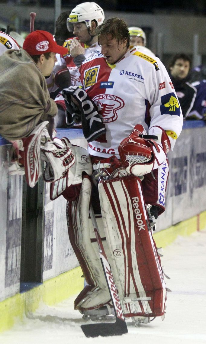 ...slávistický brankář Miroslav Kopřiva potřetí v sezoně uhájil čisté konto. Radost z toho měl i jeho náhradník Dominik Furch  (vlevo).