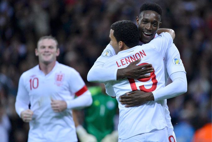 Angličtí fotbalisté Danny Welbeck (vpravo) a Aaron Lennon se radují z gólu v kvalifikačním utkání na MS 2014 proti San Marinu.