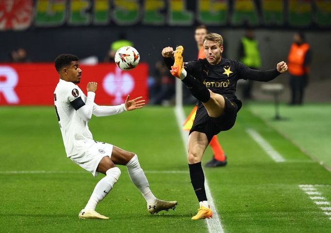Ondřej Zmrzlý v zápase Slavie ve Frankfurtu v Evropské lize