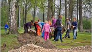 Kolem areálu začal kroužit podnikatel, jenž ho chtěl oplotit, zrekonstruovat a provozovat placenou službu. Jenže Velvaráci o svůj "Malvaňák" nechtěli přijít, a tak se dali do díla sami.