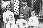 Himmler se narodil v bavorském Mnichově v roce 1900. Jeho otec Gebhard byl učitelem, jeho matka Anna oddanou katoličkou. Heinrich měl dva bratry, staršího Gebharda Ludwiga a mladšího Ernsta Hermanna. Rodinná fotografie je z roku 1906.
