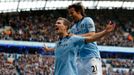 Fotbalisté Manchesteru City Edin Džeko (vlevo) a David Silva slaví gól v utkání proti Tottenhamu Hottspur 11. kola Premier League.