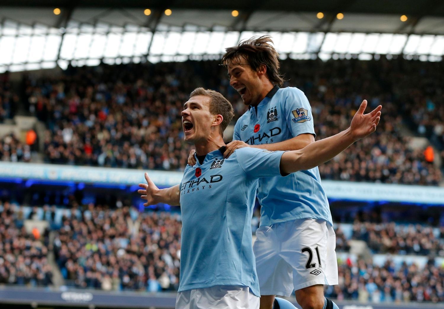 Fotbalisté Manchesteru City Edin Džeko (vlevo) a David Silva slaví gól v utkání proti Tottenhamu Hottspur 11. kola Premier League.