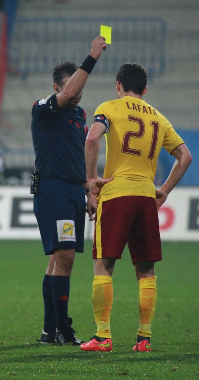 SL: Plzeň-Sparta: David Lafata dostává žlutou kartu - rozhodčí Jan Jílek