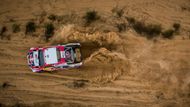 Nasser Al Attiyah a Mathieu Baumel testují svou toyotu v ruské Astrachani.