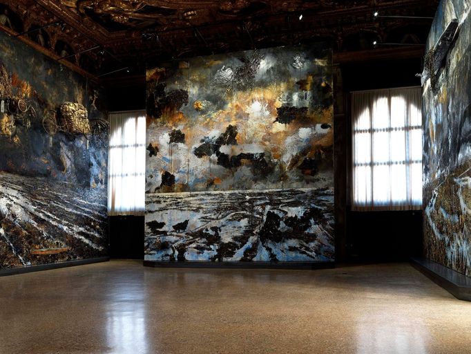 Anselm Kiefer v roce 2022 překryl renesanční fresky výstavou v benátském Dóžecím paláci.