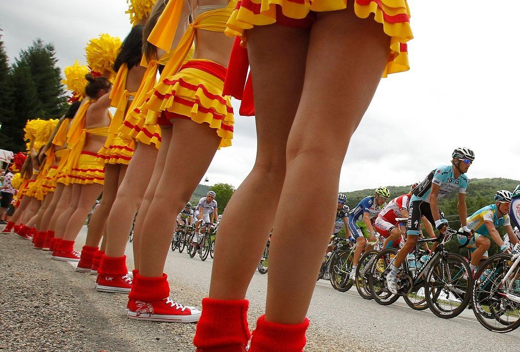 Roztleskávačky a cyklisté během 14. etapy Tour de France
