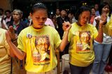 Filipínci se modlí za zesnulou tetičku Cory, jak se jí běžně říkalo. Corazon Aquinová byla v roce 1986 vyhlášena časopisem TIME "ženskou osobností roku".