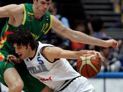 Ital Gianluca Basile (v bílém) se snažíé projít přes Krystofa Lavrinovice z Litva.