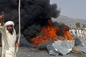 Obrazem: Protesty muslimů proti pálení Koránu, které nakonec nebylo