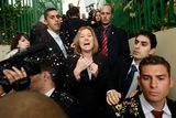 Cipi Livinová, žena ve vedení strany Kadima, v obklopení fanoušku a bodyguardů.