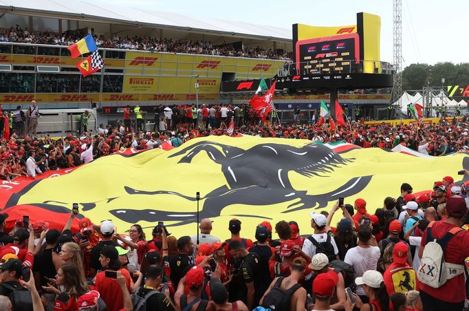 Fanoušci Ferrari slaví triumf Charles Leclerc ve VC Itálie F1 2024