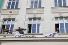 Na budovu fakulty vyvěsili studenti transparent oznamující okupační stávku.