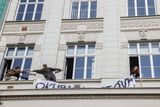 Na budovu fakulty vyvěsili studenti transparent oznamující okupační stávku.