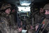 "V bojových operacích si vedou fantasticky," pochválil Bushmastery ukrajinský prezident Volodymyr Zelenskyj. I při přímém zásahu vozidla má posádka velkou šanci na přežití. Bushmastery lze také upravit na obrněné sanitní vozy.