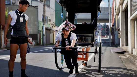 Japonky nadchl nový trend. Stávají se řidičkami rikši a sbírají slávu na internetu