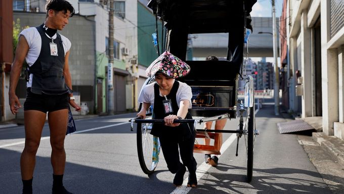 Japonky nadchl nový trend. Stávají se řidičkami rikši a sbírají slávu na internetu