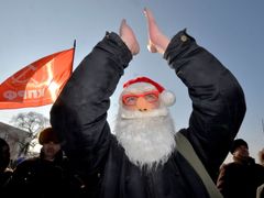 Někteří demonstranti ve Vladivostoku vyrazili do ulic v převlecích za Santa Clause.
