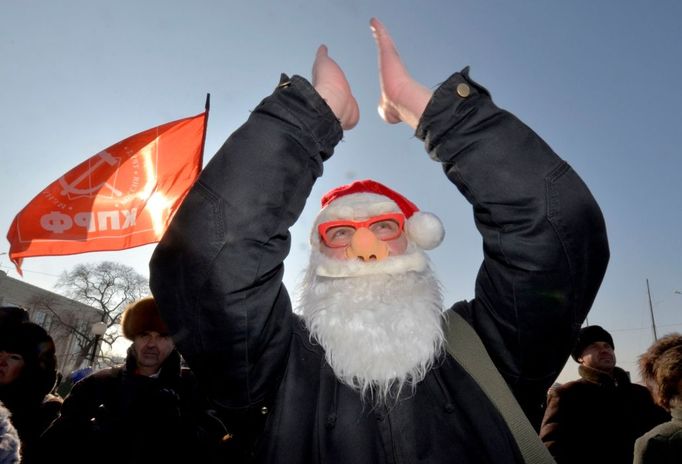 Někteří demonstranti ve Vladivostoku vyrazili do ulic v převlecích za Santa Clause.