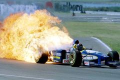 Brazilský "dělník volantu" formule 1 se ocitl v troubě a pak ryl helmou v zemi