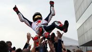 Marc Marquez je už dnes legenda. Pouze on a tři další závodníci dokázali vyhrát titul ve třech různých třídách. A ptáte se, kdo jsou těmi esy? Mike Hailwood, Phil Read a Valentino Rossi.