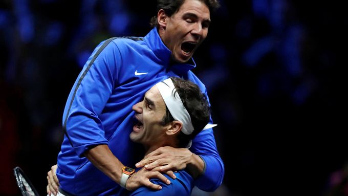 Takhle slavili Roger Federer a Rafael Nadal vítězství v prvním Laver Cupu. Teď se při něm Švýcar se Španělem po boku rozloučí s kariérou