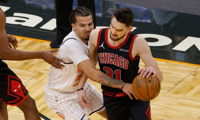Tomáš Satoranský z Chicaga (31) a domácí Cole Anthony v akci v zápase NBA Orlando - Chicago