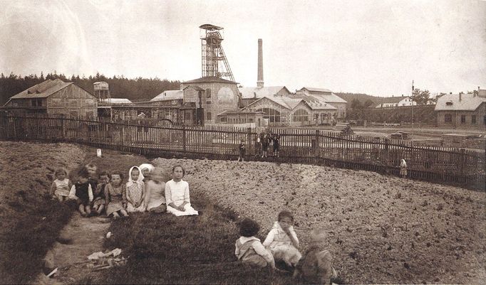 Ukázka z knihy Ondřeje Durczaka „Vzhůru do dolů! - Fotografické album průmyslového a kulturního dědictví uhelného hornictví ostravsko-karvinského revíru“ z roku 2023.