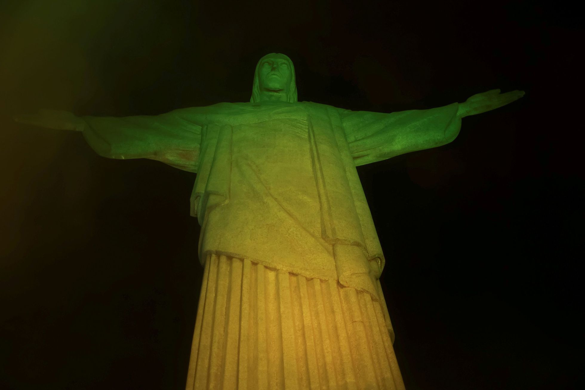 Fanoušci truchlí nad smrtí Pelého - osvětlená socha Ježíše v Rio de Janeiro