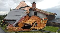 Silný vítr vzal v Jestřabí v Krkonoších na Semilsku z jednoho domu část střechy i s krovem.