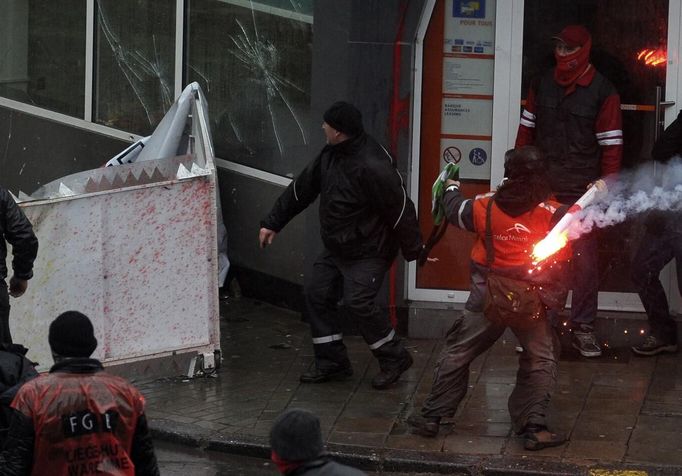 Arcelor Mittal workers from several Liege steel plants clash with riot policemen during a demonstration outside the Walloon Region parliament in Namur January 29, 2013. Arcelor Mittal, the world's largest steel producer, plans to shut a coke plant and six finishing lines at its site in Liege, Belgium, affecting 1,300 employees, the group said last week. REUTERS/Laurent Dubrule (BELGIUM - Tags: CIVIL UNREST BUSINESS COMMODITIES) Published: Led. 29, 2013, 1:03 odp.