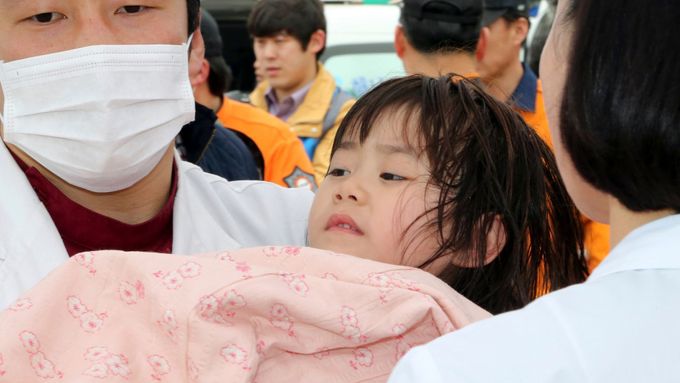 Obrazem: Korejci bojují s časem o život stovek lidí