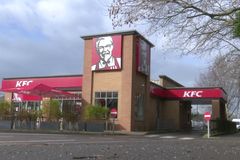 Sorry, zavřeli jsme, omlouvá se KFC zákazníkům kvůli nedostatku kuřat