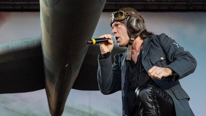 Před třemi lety nad Brucem Dickinsonem při koncertu Iron Maiden v Letňanech visel stíhací letoun Spitfire.
