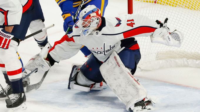 Vítek Vaněček vychytal při debutu v NHL výhru na ledě Buffala.