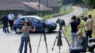 ATTENTION EDITORS - FRENCH LAW REQUIRES THAT FACES OF LAW ENFORCEMENT OFFICERS ARE MASKED IN PUBLICATIONS WITHIN FRANCE Members of the media gather next to a blocked road in Chevaline near Annecy, southeastern France, September 6, 2012. French police have found a girl of about four years old alive inside a British-registered BMW car where they discovered three people shot dead on Wednesday, September 5, a public prosecutor said. A fourth body, apparently a person who had been riding a bicycle, was found nearby. A badly injured eight-year-old girl, also found nearby, was taken to hospital by helicopter. REUTERS/Robert Pratta (FRANCE - Tags: CRIME LAW) Published: Zář. 6, 2012, 10:27 dop.