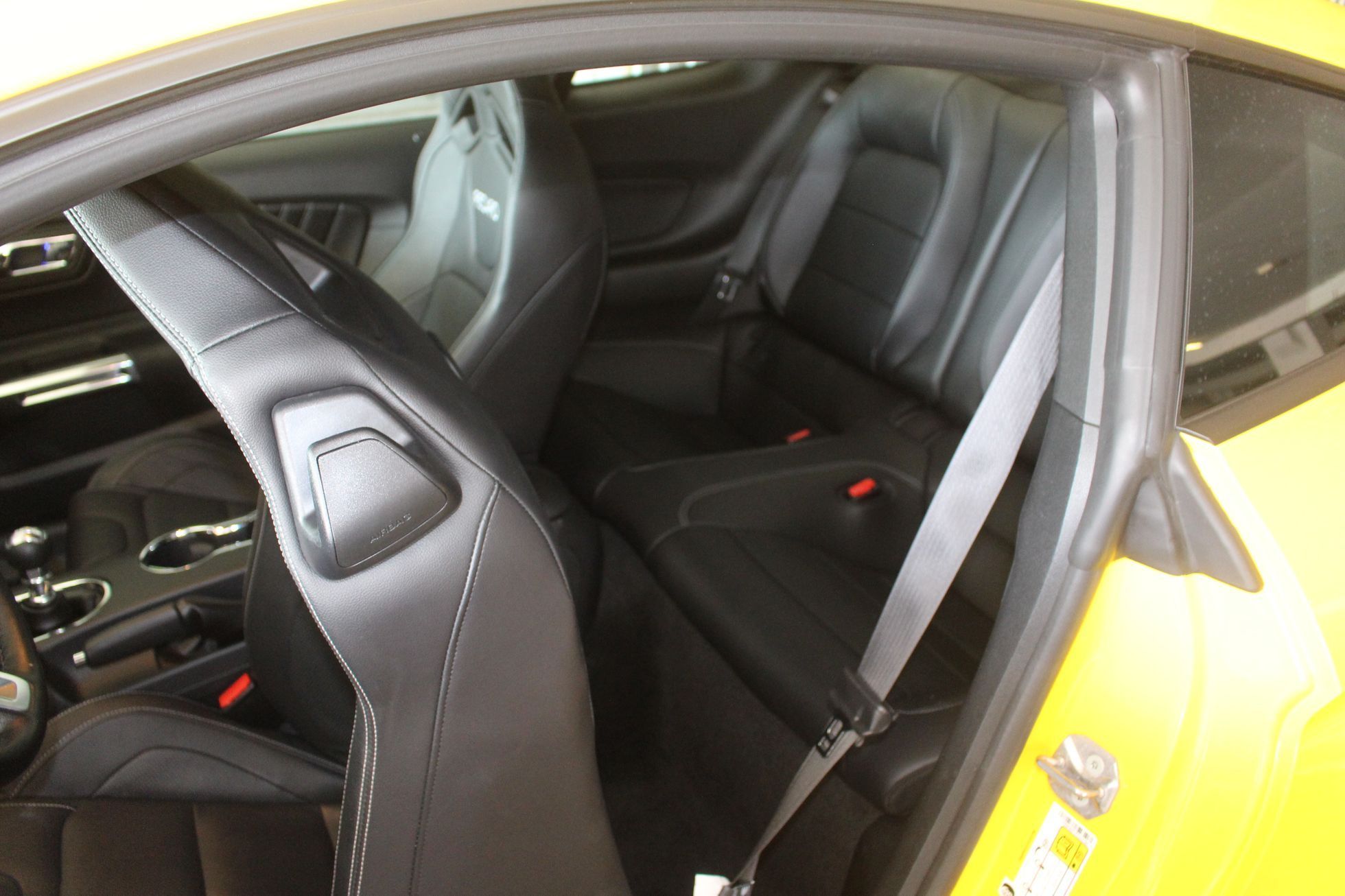 Ford Mustang - zadní sedačky