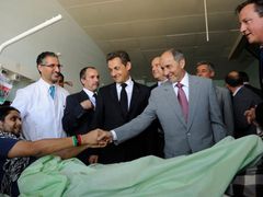 Cameron a Sarkozy (první a třetí zprava) na návštěvě nemocnice v Tripolisu.