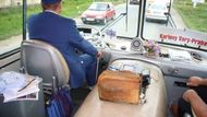 Historický autobus právě vyrazil z Prahy. Směr? Karlovy Vary
