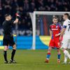 Nicolo Rovella dostává červenou kartu v zápase EL Viktora Plzeň - Lazio
