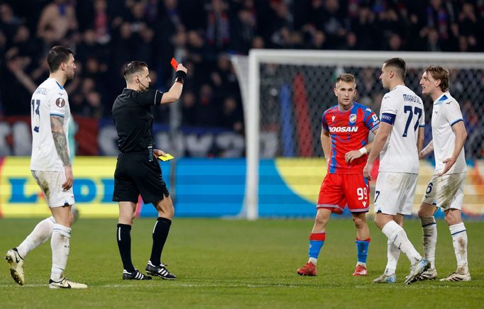 Nicolo Rovella dostává červenou kartu v zápase EL Viktora Plzeň - Lazio
