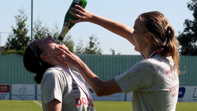 Podívejte se na fotogalerii ze sobotního posledního zápasu ženské fotbalové ligy, po němž Slavia oslavila titul.