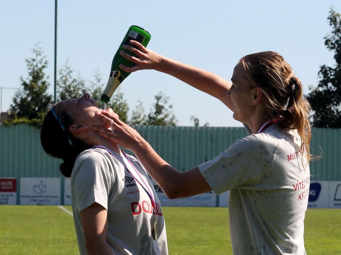 Fotbalistky Slavie slaví titul a double