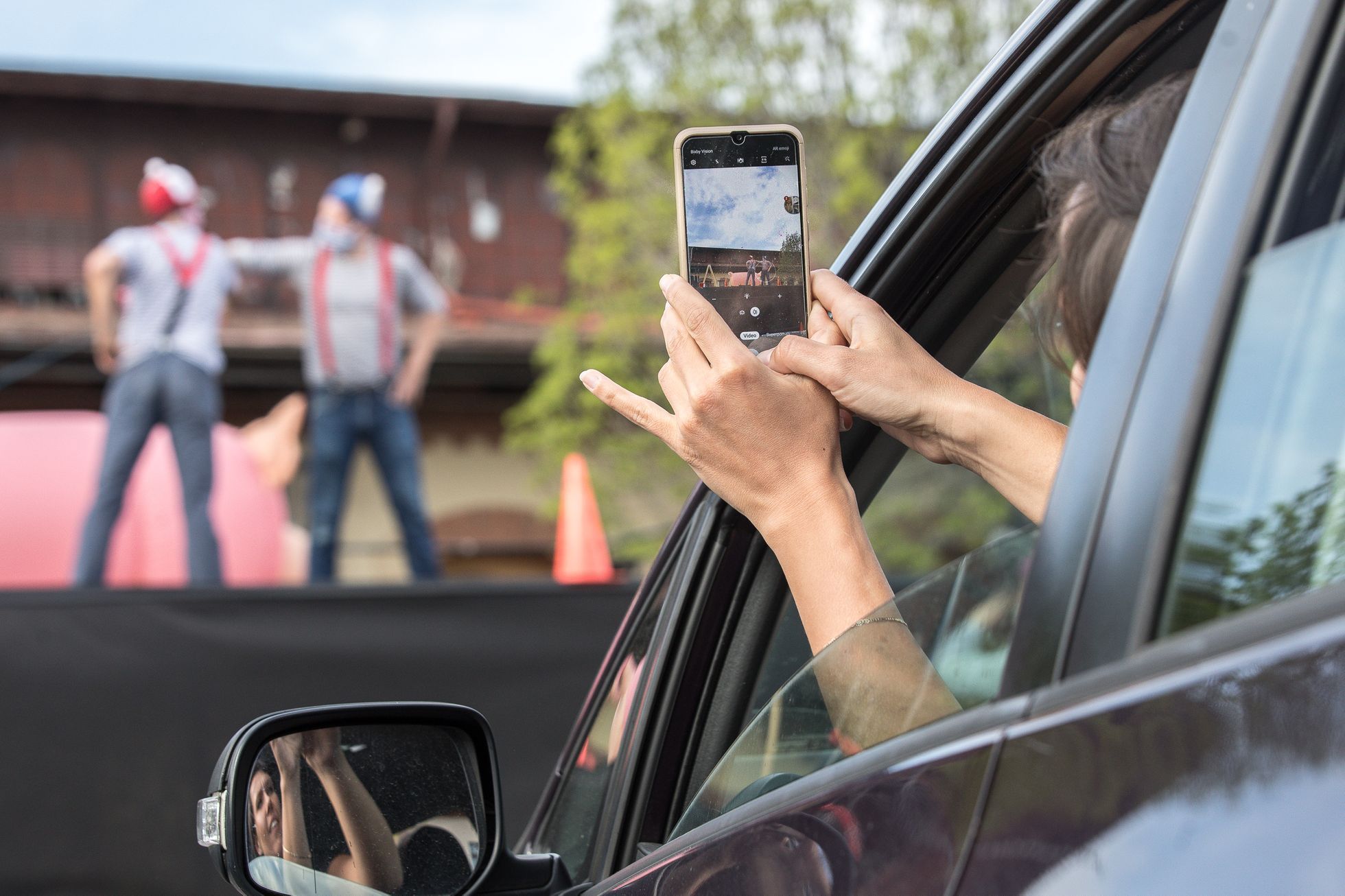 Divadlo pro auta - Bratři v tricku - festival Artparking, autokino, pražská tržnice, karanténa, roušky