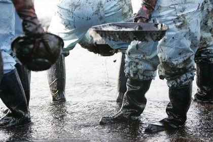 Korejci bojují s ropou z tankeru